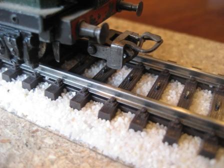 012 - Railbedding - detail met rails en loc.jpg